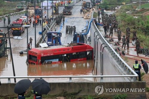 인명 수색위해 배수작업 진행되는 궁평2 지하차도