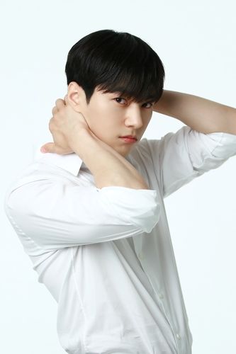 가수 겸 배우 김명수