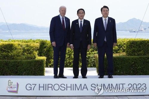 3국 정상회담에 앞서 기념 촬영하는 尹대통령-바이든-기시다