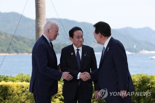 G7 회의서 인사하는 한미일 정상