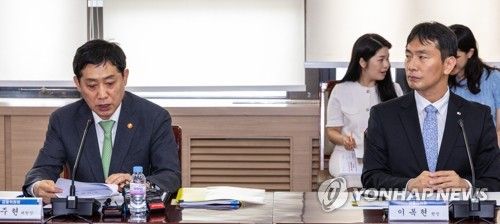 김주현 금융위원장(왼쪽)과 이복현 금감원장
