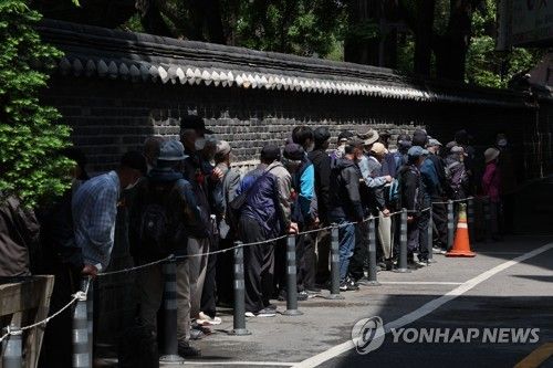 무료급식 기다리는 어르신들