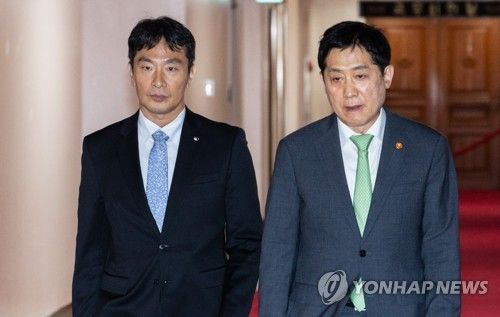 금융규제혁신회의 입장하는 금융위원장과 금감원장