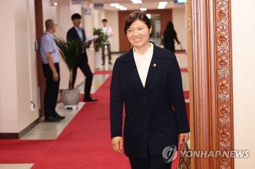 국무회의장 들어서는 장미란 2차관