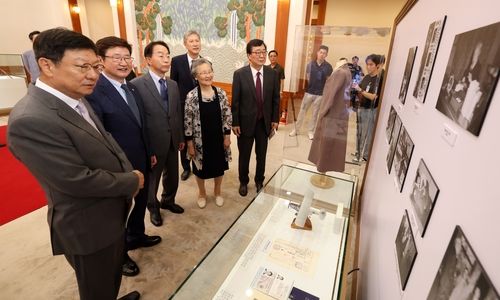 역대 대통령 가족 6인 청와대 특별전시 관람