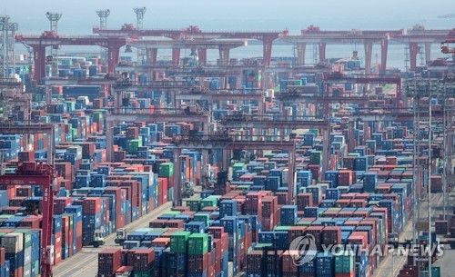부산항 신선대부두에 컨테이너가 가득한 모습.[연합뉴스 자료사진]
