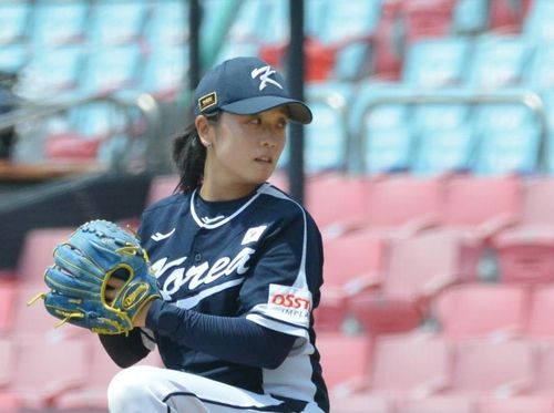 투구하는 현직 중학교 교사 김보미