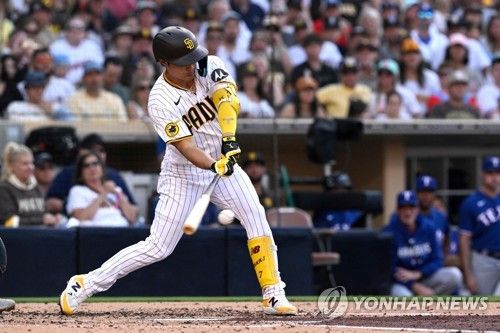 체인지업을 결대로 받아쳐 2타점 중전 적시타 터뜨린 김하성 