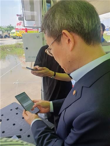 세계잼버리 행사장에서 28㎓ 5G 와이파이 속도 측정하는 이종호 과기정통부 장관