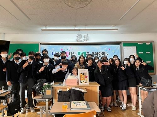 제자들과 포즈 취하는 야구대표팀 투수 김보미(가운데) 