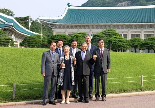 역대 대통령 가족 6인 청와대 특별전시 관람