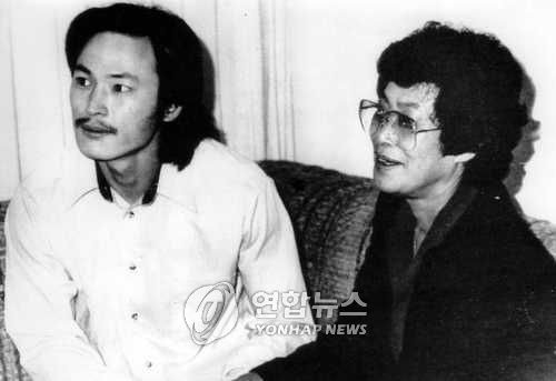 이철수 씨가 석방 후 어머니 이미공 씨를 만나는 장면. (1983.3.30)