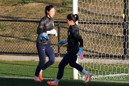 훈련하는 골키퍼들