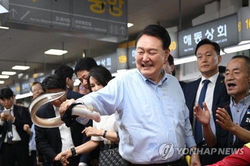 장어 직접 잡아보는 윤석열 대통령