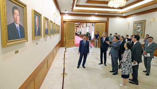 역대 대통령 가족 6인 청와대 특별전시 관람