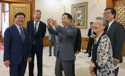 역대 대통령 가족 6인 청와대 특별전시 관람