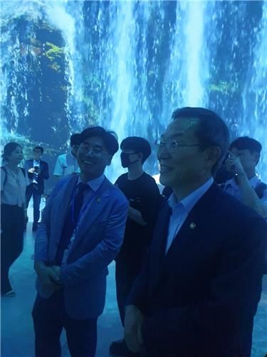 세계잼버리 행사장에서 메타버스 체험 중인 이종호 과기정통부 장관