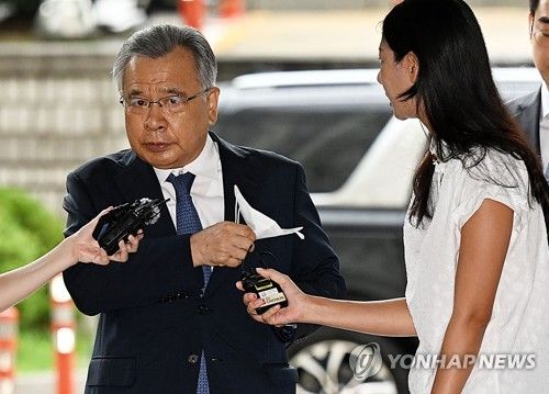 질문 받는 박영수 전 특검