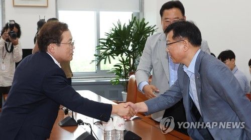 여야 수해복구 태스크포스 2차 회의에서 인사하는 이양수와 송기헌