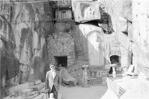 1969년 부산 금정산 석불사에서 찍은 사진 