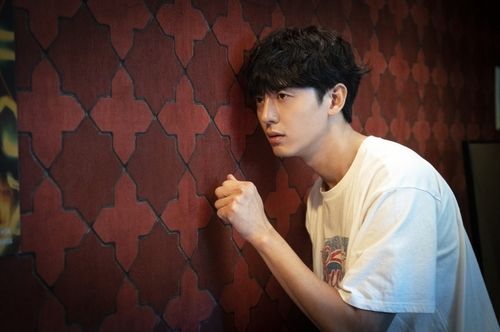 영화 '빈틈없는 사이' 속 한 장면