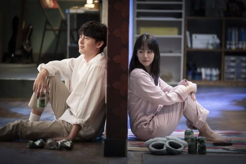 영화 '빈틈없는 사이' 속 한 장면