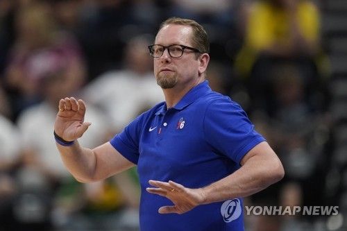 필라델피아 서머리그 경기 벤치를 지킨 너스 감독