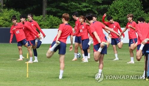 몸 푸는 여자 축구 대표팀 선수들