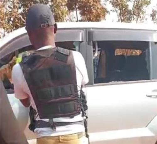 무장 괴한 총격에 피살된 중국인 부부 탑승 차량