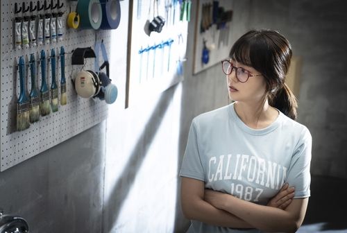 영화 '빈틈없는 사이' 속 한 장면