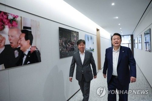 대통령 집무실 복도에 미니 사진전