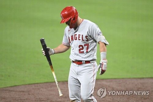 왼손 손목 통증을 호소하며 경기에서 빠지는 마이크 트라우트