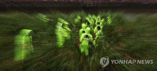 지난 4일 거제 '영아 살해유기 사건' 관련 시신 수색하는 경찰. 위 사진은 이 기사와 직접적인 관련이 없습니다.