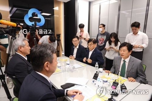 발언하는 새마을금고 관계자