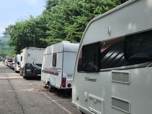 중앙선거관리위원회 앞 주차장에 늘어선 캠핑카