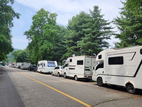 중앙선거관리위원회 앞 주차장에 즐비한 캠핑카