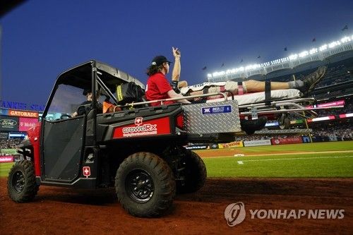 탈것에 실려 나가며 브이를 그려보인 카메라맨