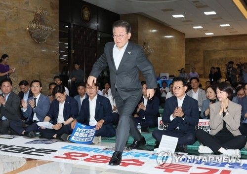 발언대 향하는 이재명