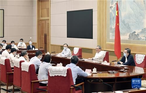 지난 6일 경제 회복 대책 논의 좌담회 하는 리창 총리(오른쪽 두 번째)