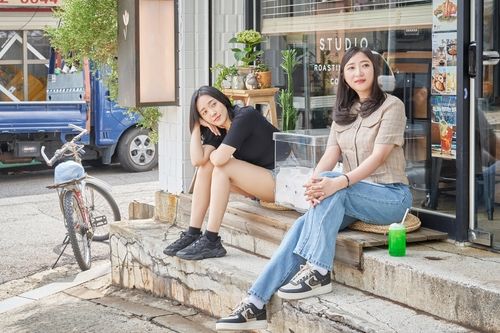 웹툰 '유부녀 킬러'의 검둥(왼쪽) 작가와 YOON 작가