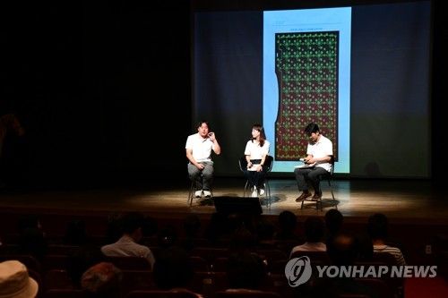 유물 설명하는 학예사들