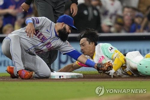 3루에서 태그아웃 당하는 김하성