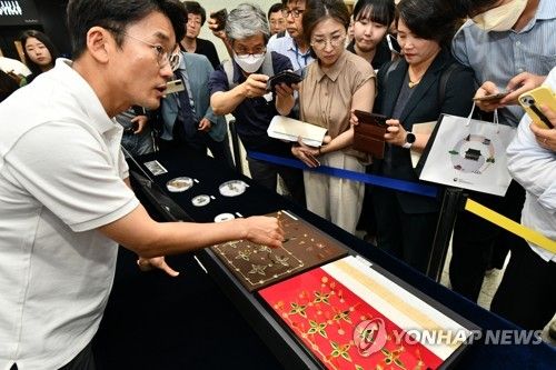 경주 쪽샘에서 출토된 유물 설명하는 연구원