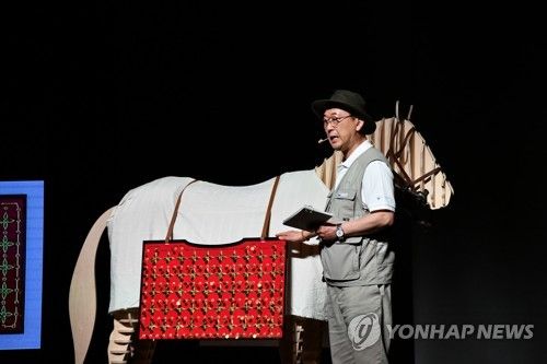 경주 쪽샘 44호분 발굴성과 시사회에서 유물 설명하는 최응천 문화재청장
