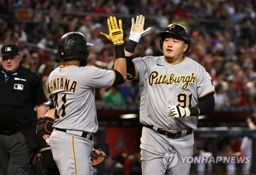 하이 파이브 하는 최지만