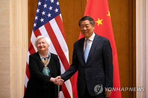 8일 옐런 미 재무장관과 악수하는 허리펑 중국 부총리