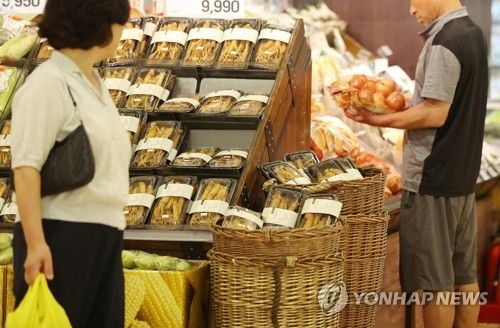 서울 한 대형마트에서 장을 보는 시민의 모습