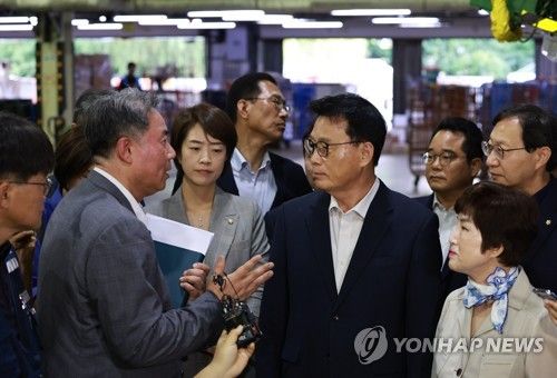 폭염 속 작업 현장 찾은 박광온 원내대표
