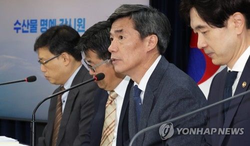 브리핑하는 박구연 국무1차장