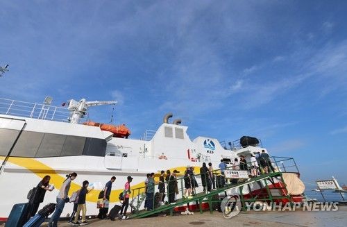 섬으로 여행을 떠나는 피서객들이 여객선에 오르고 있다. [연합뉴스 자료사진]